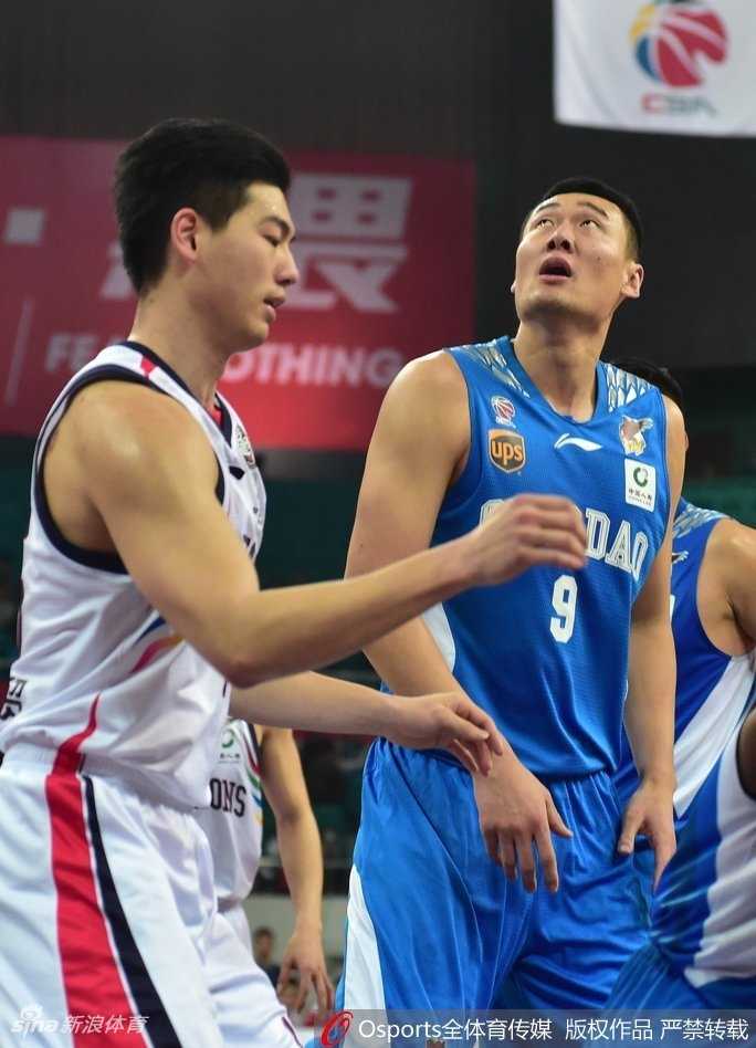 狂轰九十三分!广州三外援联手射落青岛,主场豪取三连胜 青岛队外援吉布森蝴蝶穿花般突破广州防线,面对补防高难度拉杆上篮,身体对抗后稳稳命中