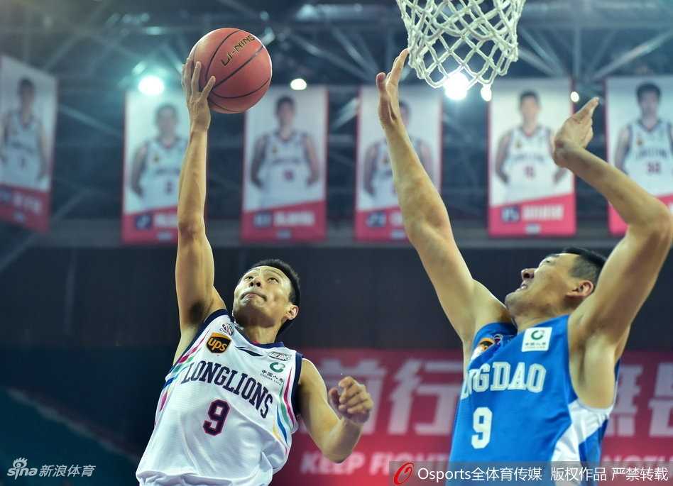 狂轰九十三分!广州三外援联手射落青岛,主场豪取三连胜 罗旭东命中关键底角三分后振臂怒吼,队友纷纷上前庆祝这记锁定胜局的进球