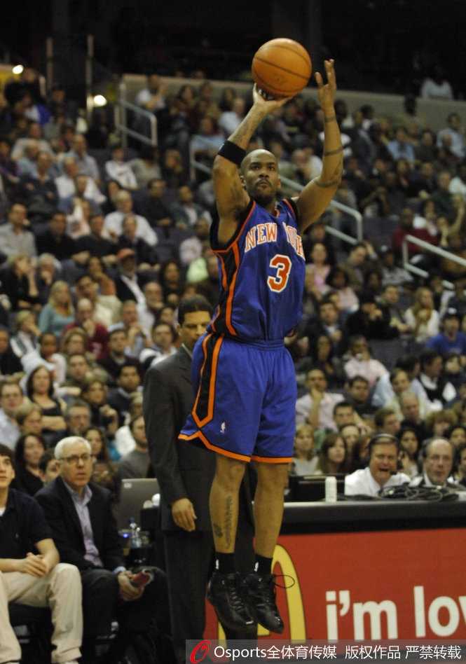 独狼传说与北京英雄:马布里二十二年职业生涯谢幕 转会至菲尼克斯太阳队后,马布里在客场挑战纽约尼克斯的比赛中高高跃起传球。这一刻,他或许并不知道,纽约——这座他出生的城市,将在不久后成为他NBA生涯中最煎熬的试炼场。画面中的他依旧充满活力,试图在沙漠之城证明自己。
