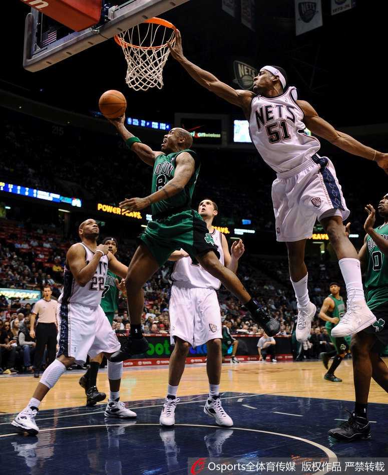 独狼传说与北京英雄:马布里二十二年职业生涯谢幕 身披新泽西篮网队战袍的马布里在面对亚特兰大老鹰的比赛中,以一记极其坚决的突破撕裂防线。他的眼神中透露出不甘与倔强,在篮网的岁月里,他场均数据虽升至生涯巅峰,却始终无法带队在季后赛走得更远,个人英雄主义的色彩在此刻显得格外鲜明。