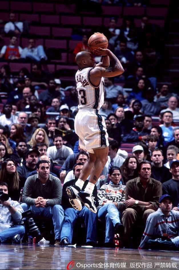 独狼传说与北京英雄:马布里二十二年职业生涯谢幕 谢幕战后的马布里被北控队友们高高抛向空中,这一刻没有遗憾,只有感激与释然。他的22年职业生涯跨越了国界,串联起了两种文化。从NBA的“独狼”到CBA的“马政委”,他用不屈的意志完成了自我救赎,在北京的夜空下,他终于可以微笑着说再见。