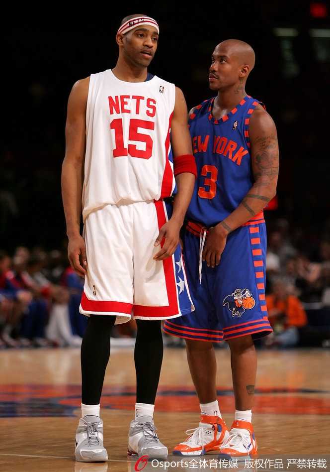 独狼传说与北京英雄:马布里二十二年职业生涯谢幕 在波士顿凯尔特人时期,身着绿色战袍的马布里面对老东家篮网队强行突破。这是他NBA生涯的最后一站,眼神中多了几分沉稳与沧桑。虽然已不复当年之勇,但他仍在为自己的冠军梦想做最后的努力,只是命运的红利已不再眷顾这位曾经的追风少年。