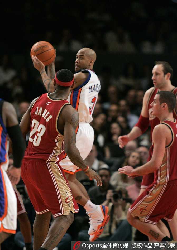 独狼传说与北京英雄:马布里二十二年职业生涯谢幕 代表纽约尼克斯出战的马布里在防守中飞身救球,不惜体力地冲向场边的座椅。即便在纽约那段灰暗的岁月里,他骨子里对胜利的渴望和对比赛的投入也从未真正消失,只是这一切最终被巨大的舆论压力和球队内部矛盾所淹没。