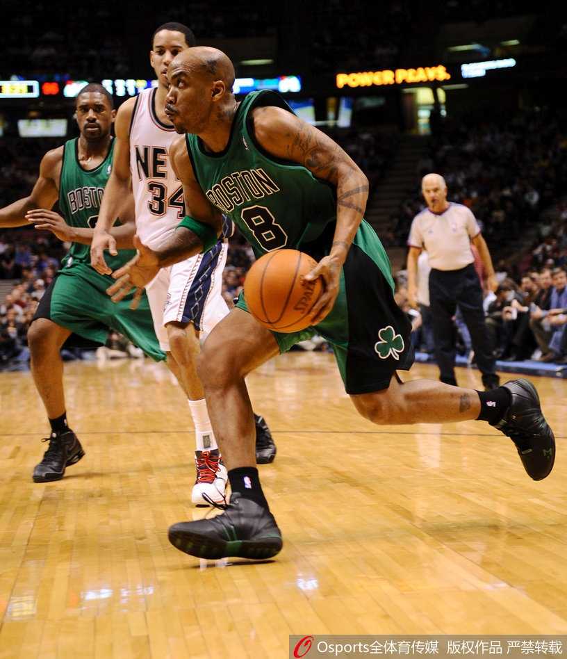 独狼传说与北京英雄:马布里二十二年职业生涯谢幕 在1996年选秀大会上,年轻的马布里难掩青涩与兴奋,他与时任NBA总裁大卫·斯特恩握手致意,身后是那片即将被他掀起风浪的篮球海洋。作为96黄金一代的四号秀,他的传奇从这一刻正式起航。