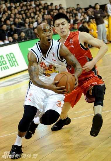 马布里在山西队比赛过程中神情专注，正持球组织进攻，举手投足间透露出昔日NBA全明星的从容与霸气