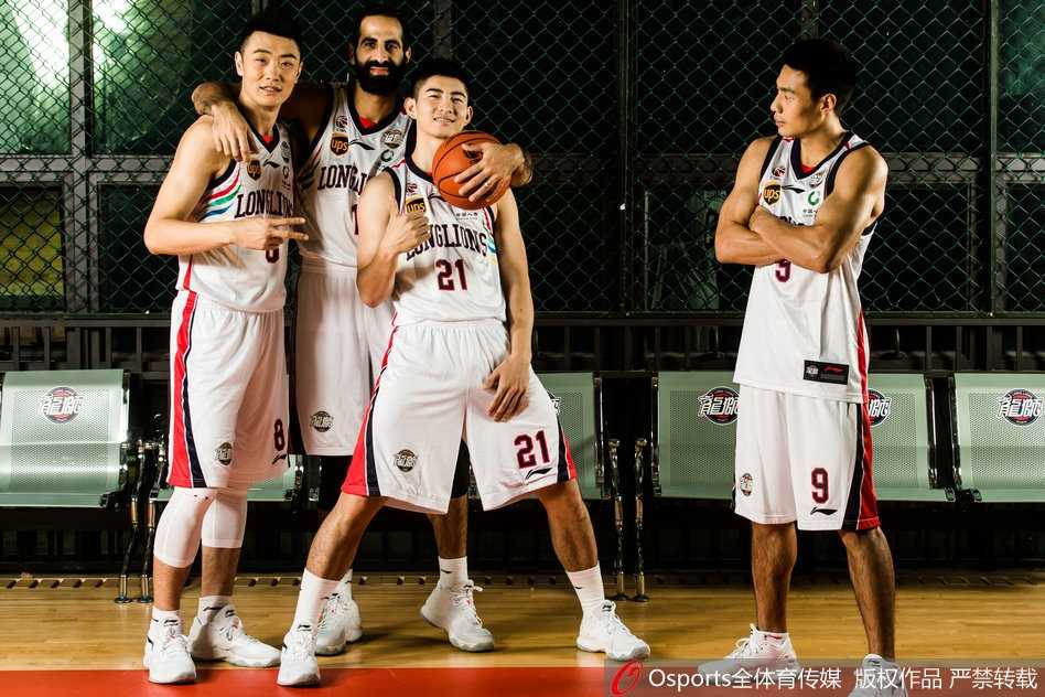 龙狮众将围成一圈，气势如虹，仿佛在赛前进行着必胜的誓言，凝聚着对新征程的无限渴望。