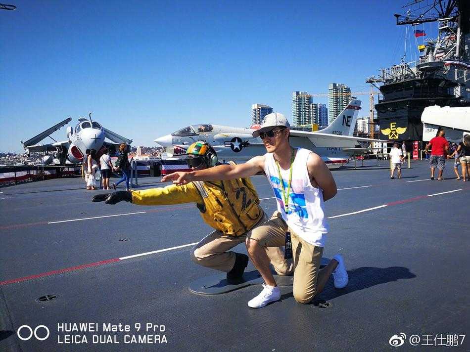 在老城色彩明艳的街道上，王仕鹏在一家手工艺品店前驻足，墙上挂满了色彩缤纷的墨西哥宽边帽和传统披肩，他的眼中满是好奇与欣赏。