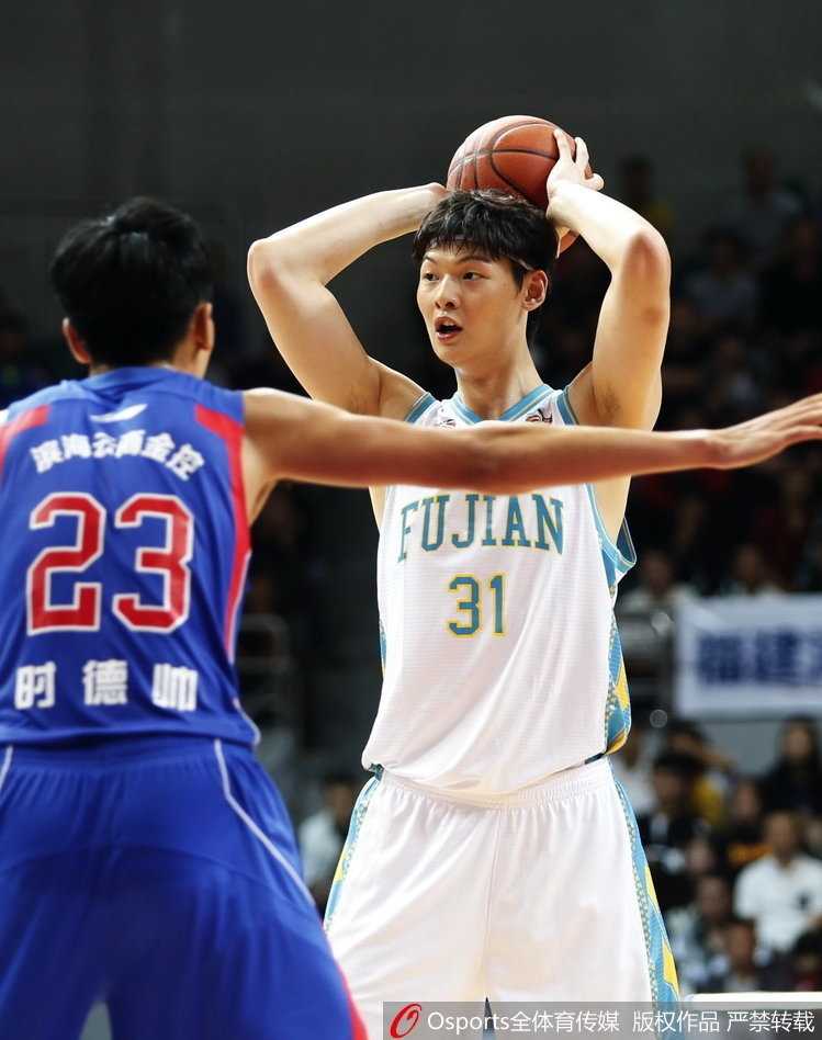 天津外援杰特面对防守急停跳投，眼神坚定，试图为球队力挽狂澜。