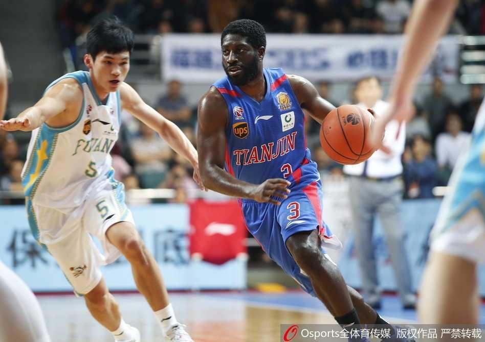 王哲林背身单打天津防守队员，利用强壮的身体顶开对手，准备转身投篮。