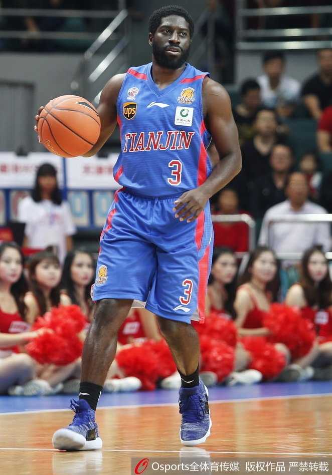 福建外援拉斯-史密斯如闪电般突破天津队两人的包夹防守，即将上篮得分。