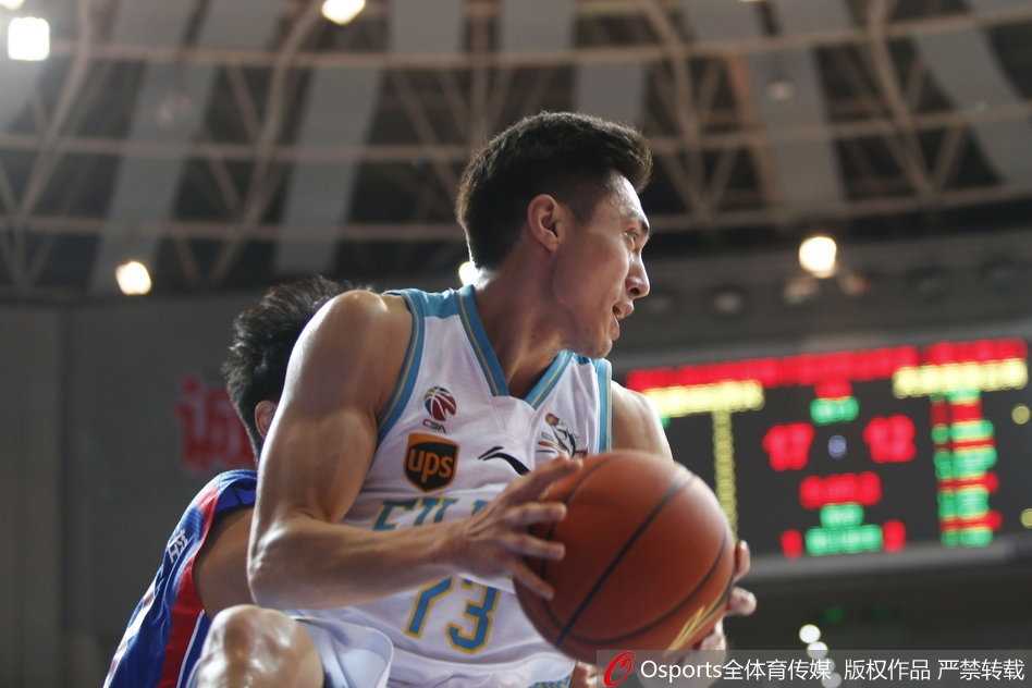 王哲林在对方内线高高跃起，上演势大力沉的单手劈扣，现场球迷为之沸腾。