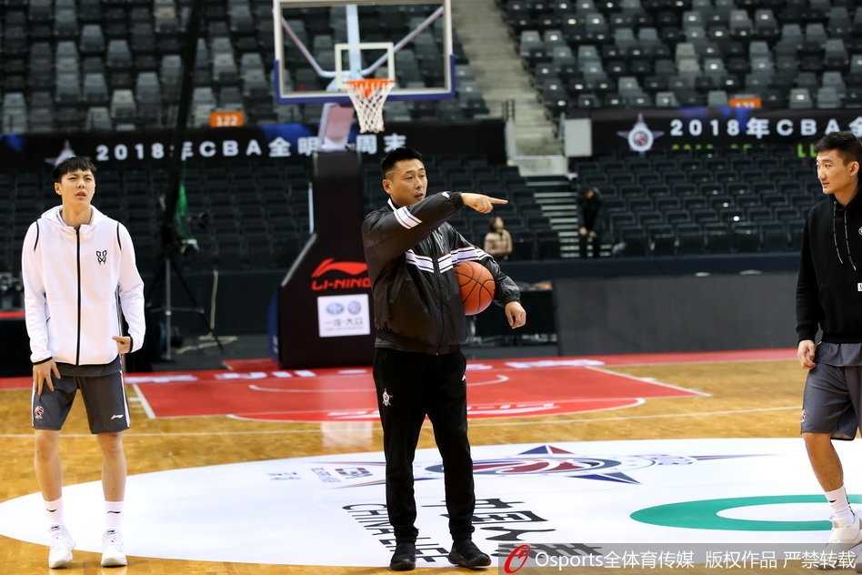 王治郅与胡雪峰挂帅指点 2018年CBA全明星新锐赛前最后一练 训练结束后,王治郅与胡雪峰两位昔日国家队队友在场边握手交谈,笑容满面,这一幕象征着中国篮球精神的薪火相传。