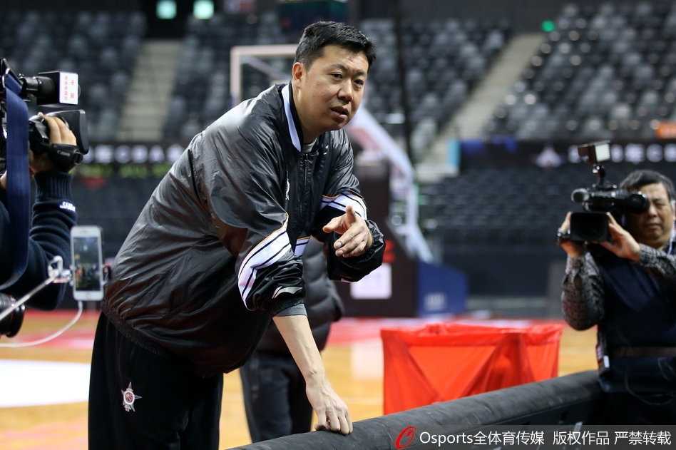 王治郅与胡雪峰挂帅指点 2018年CBA全明星新锐赛前最后一练 在一片蓝色训练服的球员中,阿不都沙拉木在三分线外接球跳投,动作舒展,眼神坚定,仿佛已经预见到了自己未来在更广阔舞台上的样子。