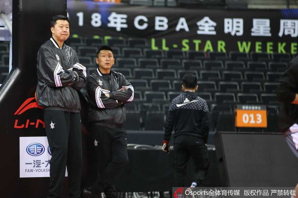 王治郅与胡雪峰挂帅指点 2018年CBA全明星新锐赛前最后一练 胡雪峰指导双手抱胸,目光如炬地注视着场上的对抗训练,他那标志性的抢断后灵巧双手,仿佛正在向弟子们无声地传授着南区后卫线的攻防秘诀。
