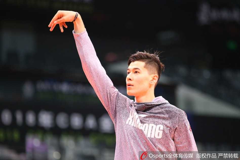 王治郅与胡雪峰挂帅指点 2018年CBA全明星新锐赛前最后一练 在球场中央,传奇中锋王治郅神情专注,亲自为北区新锐们比划着篮下的跑位路线,他的每一个手势都传递着丰富的比赛经验。