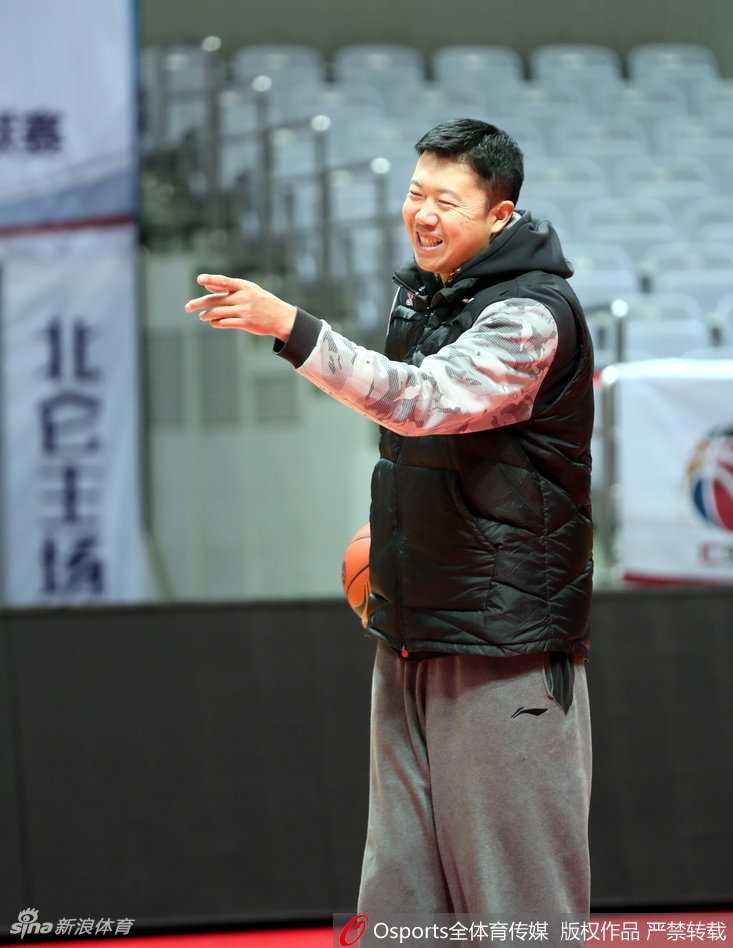 训练间隙，大郅双手叉腰站在场边，若有所思地观察着场上的局势。他身上那件简单的训练服，似乎还留存着当年驰骋赛场时的汗迹与荣光。