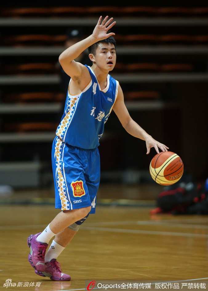 福建队后卫快速运球穿越半场，面对吉林队的严密防守，他正组织新一轮的攻势，试图撕开对手防线。