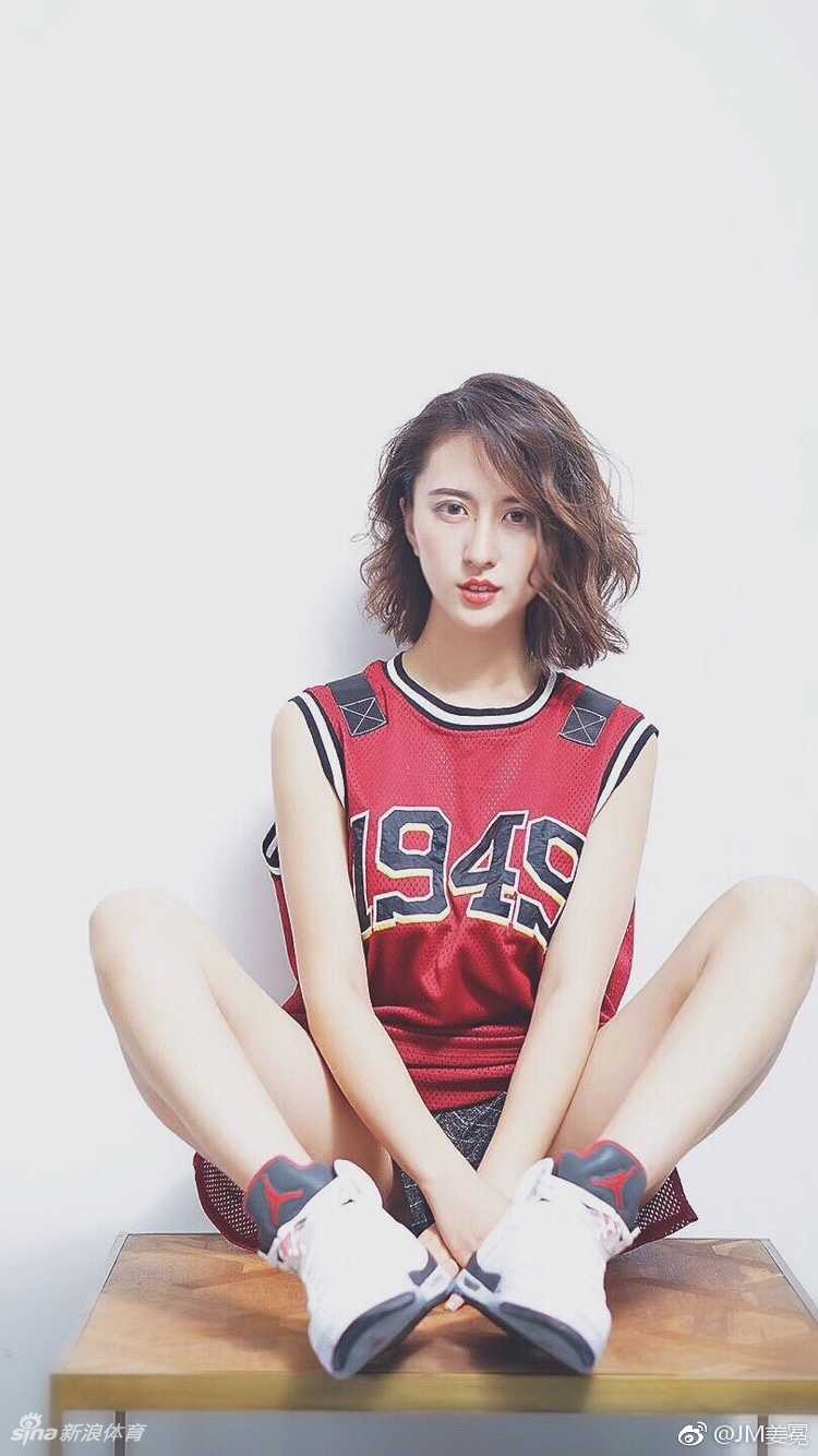 球场上的精灵:遇见花式篮球女孩姜冕,她的颜值与球技都是满分 篮球在姜冕手中仿佛被施了魔法,稳稳地停在她的后背,她微微侧身露出自信的笑容,将花式篮球的灵动与女性的柔美完美融合