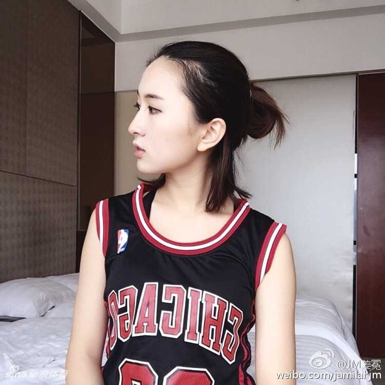 球场上的精灵:遇见花式篮球女孩姜冕,她的颜值与球技都是满分 姜冕在街头球场展示球技,篮球稳稳停在她的指尖,背景是模糊的城市光影,这一瞬间定格了她作为街头篮球精灵的酷飒模样