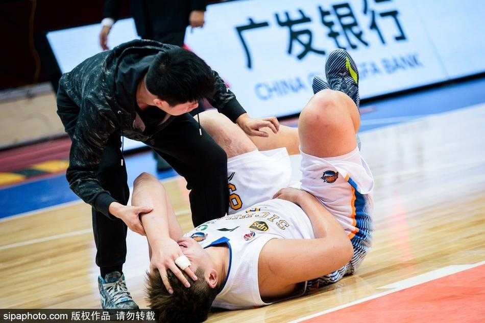 球场意外撞伤天才陨落路 徐煜峰痛苦倒地牵动人心 队友们纷纷围拢过来,有人关切地弯腰查看徐煜峰的情况,有人则焦急地挥手示意场边的队医赶快进场。