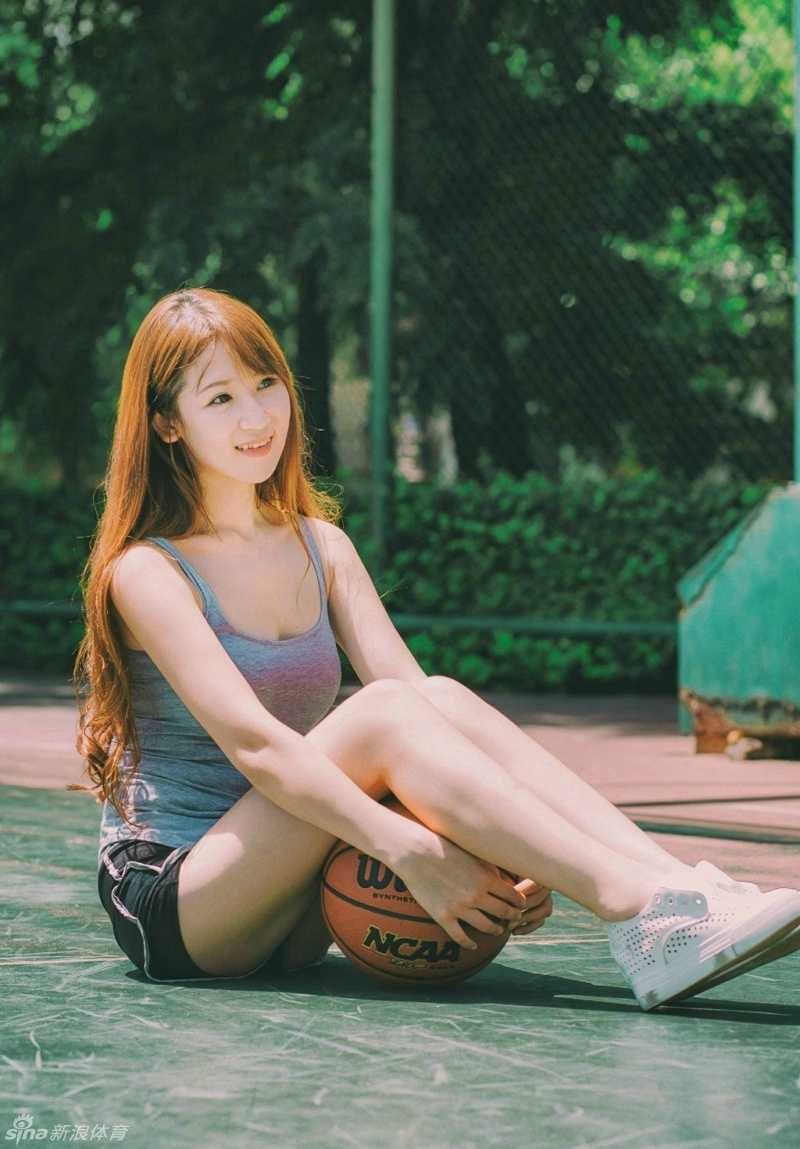 球场湿身谜团:美女球迷的矿泉水与汗水 轻轻抛起篮球,身姿轻盈,仿佛与篮球共舞,球场背景虚化,只有她上扬的嘴角和篮球划出的优美弧线