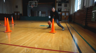 球感修炼手册:八种结合球的训练方式助你成为控球大师 球员在高速带球中突然急停,用脚内侧轻轻一扣,皮球听话地改变方向,如同被无形的丝线牵引,灵巧地绕过面前的标志物。