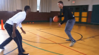 球感修炼手册:八种结合球的训练方式助你成为控球大师 高空球急速下坠,球员张开双臂保持平衡,在皮球触脚的一刹那,脚踝像装了弹簧一样顺势下压缓冲,将这颗充满力量的皮球驯服地停在脚面之上,仿佛时间在这一刻静止。