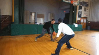 球感修炼手册:八种结合球的训练方式助你成为控球大师 面对来势汹汹的皮球,球员没有硬接,而是顺势用脚内侧轻轻一顺,做出一个华丽的半转身,瞬间将球领到身体前方,整个过程如同四两拨千斤般轻松写意。