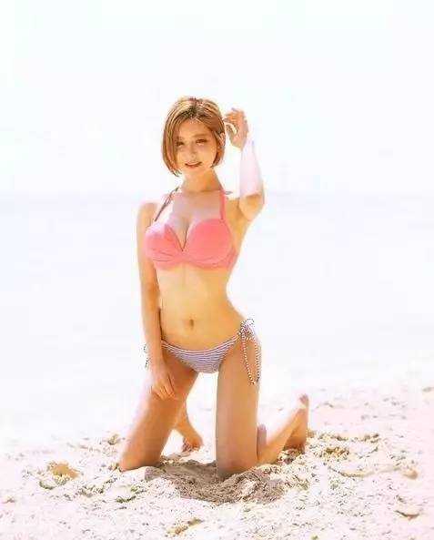 球鞋女神 DJ SODA 黄素熙:热爱乔丹的女生,身材与颜值俱佳 DJ SODA身穿白色深V连体泳装在海边度假,展现完美火辣身材,同时不忘搭配个性配饰