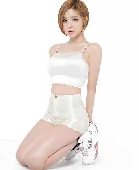 球鞋女神 DJ SODA 黄素熙:热爱乔丹的女生,身材与颜值俱佳 黄素熙坐在椅子上对着镜头露出甜美笑容,身后的背景墙挂满了潮流衣物,整个空间充满了年轻时尚的氛围