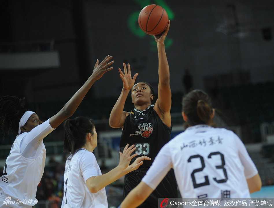 琼斯制霸内线吴迪同台竞技 山西女篮大胜陕西迎赛季转折 陕西队球员吴迪面对旧主毫不手软,全场飞奔寻找机会,此役她贡献了全队最高的18分。