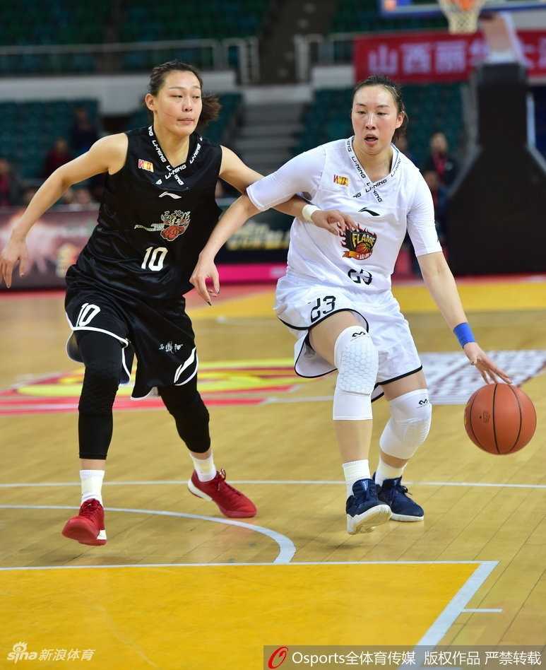 琼斯制霸内线吴迪同台竞技 山西女篮大胜陕西迎赛季转折 山西外援琼斯在陕西队内线高高跃起,宛如铁塔一般摘下篮板,奠定了球队的胜利基石。