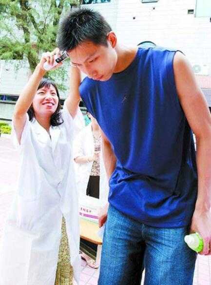 高考结束后，易建联坐在考场外的花坛边，手拿一部旧式手机，眼神放空，表情呆萌，完美演绎了‘我是谁？我在哪？刚刚考了啥？’的经典考后状态。