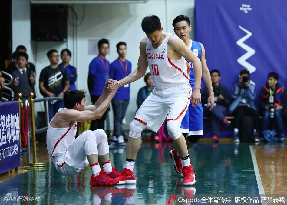 男篮世预赛蓝队客场狂胜中国香港 全队六人得分上双 队长周鹏在三分线外果断出手,皮球在空中划过一道完美的彩虹弧线,应声入网,他用精准的远投为中国队的得分账户增添分数。