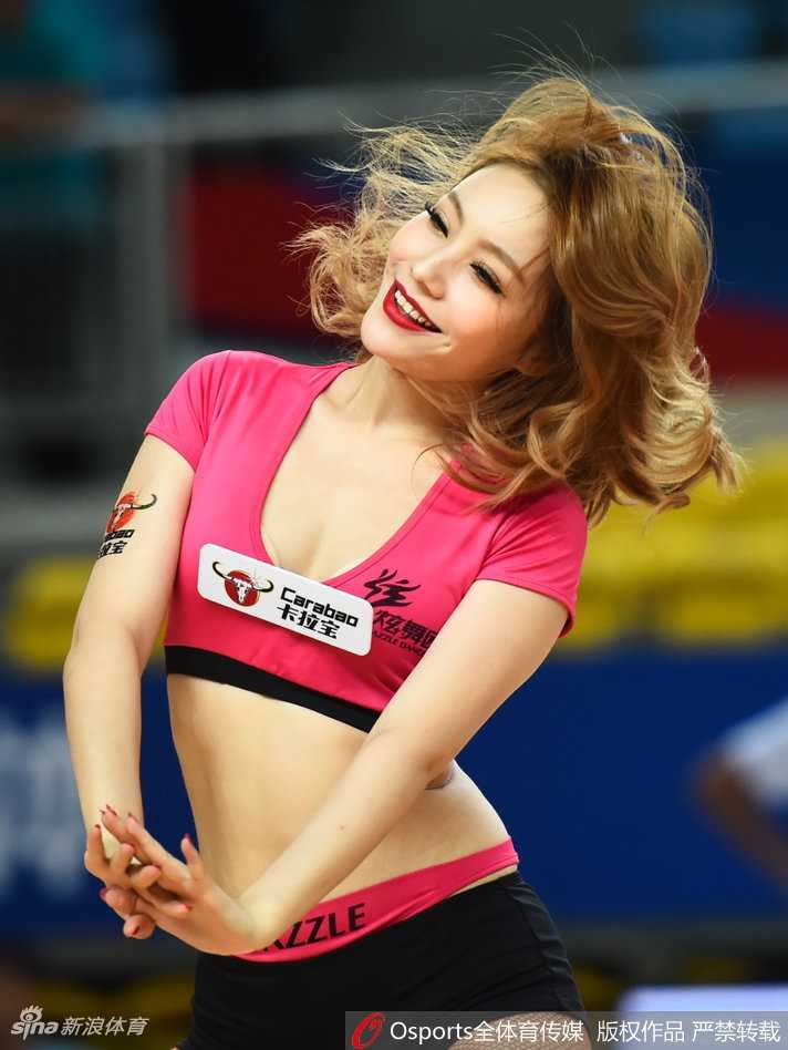 炫舞团啦啦宝贝们身穿统一的粉红色服装，在球场中央腾空跃起，笑容如阳光般灿烂，瞬间点燃全场热情