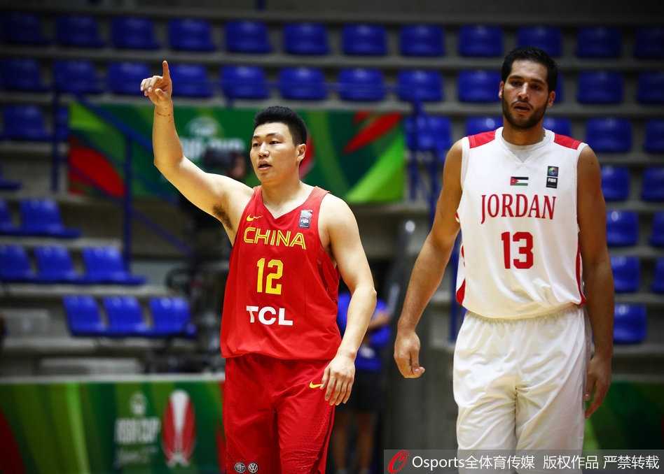 弧顶位置，李根犹如一座高炮台，面对防守队员的扑防，他毫无惧色，高高跃起，皮球划出一道美妙的弧线直钻网窝。