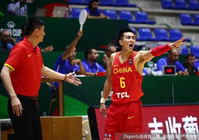 刘晓宇在弧顶压低重心，眼神如扫描仪般掠过全场，一手运球一手指挥，试图在铜墙铁壁的防守中撕开一道缝隙。