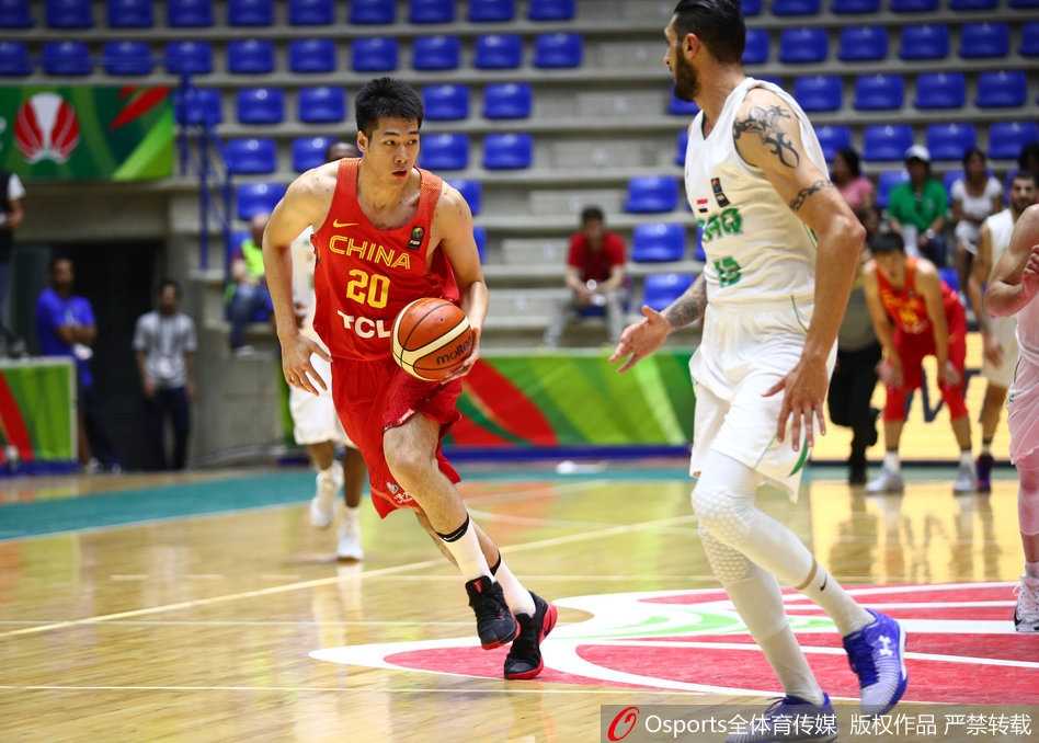 胡金秋在对方长臂林中强硬起跳，用指尖将球稳稳拨向篮筐，眼神中透露出与年龄不符的坚定与凶悍。