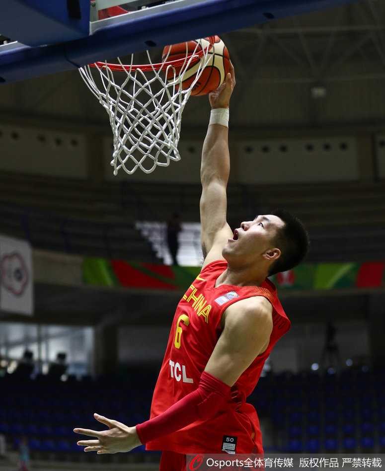 郭艾伦如闪电般穿透防线，在失去重心的瞬间用指尖挑出篮球，整个人在空中与防守者形成激烈的对抗。