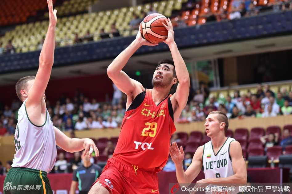 在四川省体育馆燥热的空气下，中国红队小将赵睿如一把尖刀般撕裂立陶宛防线，他全场轰下20分，眼中闪烁着无畏的锋芒。