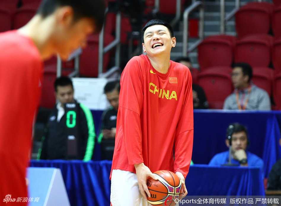 男篮蓝队京沪备战冲刺,易建联领衔全神贯注雕琢投篮 李根在底角接球后果断出手,肌肉线条在发力瞬间清晰可见,篮球应声入网激起一片涟漪。