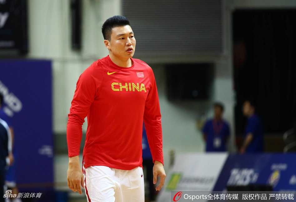 男篮蓝队京沪备战冲刺,易建联领衔全神贯注雕琢投篮 吴前在三分线外一步远距离发炮,出手点极高,防守球员望尘莫及,篮球如制导导弹般精准穿透篮网。