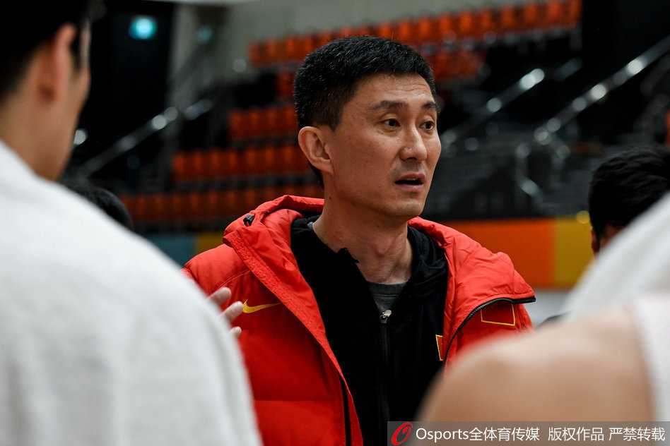 赢球后的中国男篮蓝队球员们围在一起，郭艾伦与队友击掌相庆，每个人脸上都洋溢着胜利的喜悦，这场客场胜利是对团队努力的最好回报。