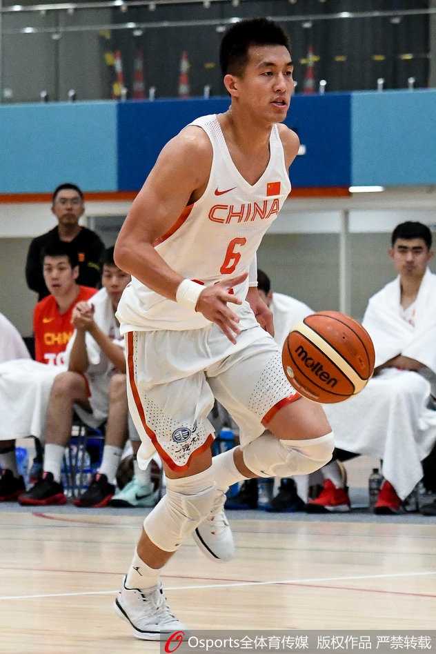 李根在低位接球后背身顶住防守者，肌肉线条在对抗中绷紧，他正利用强壮的身体作为支点向内线碾压，试图用最直接的方式完成进攻。