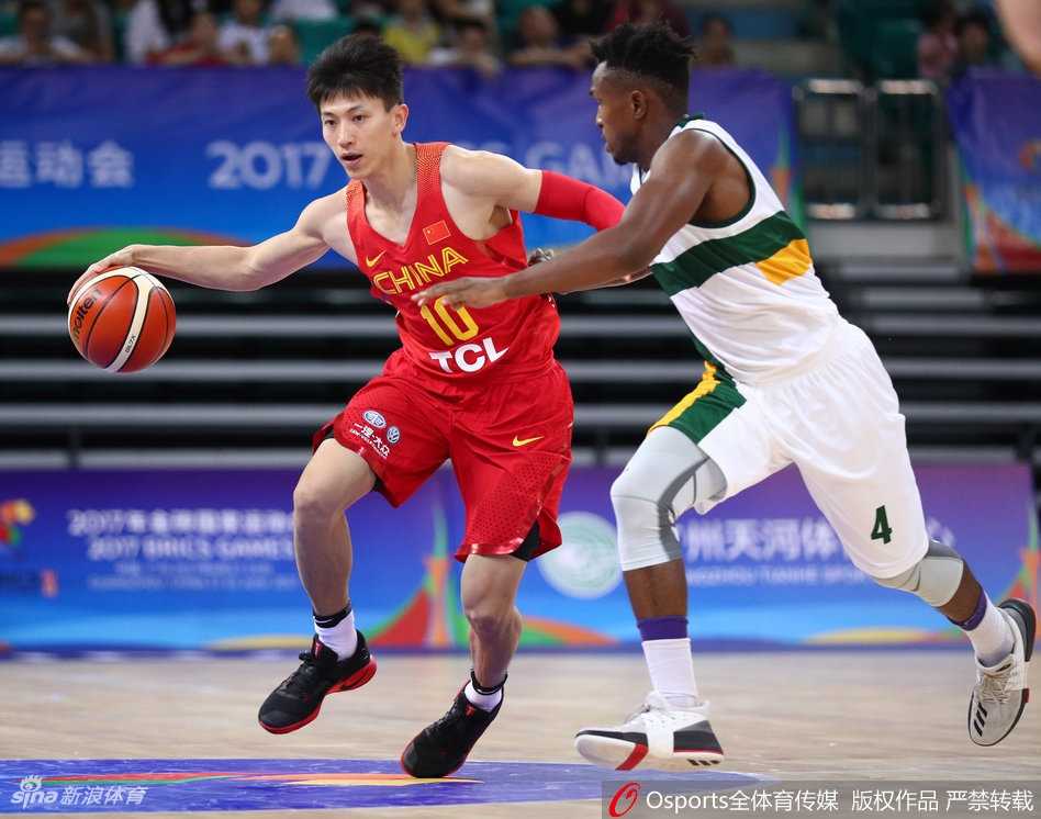 刘晓宇犹如利刃般撕开对手防线，他压低重心，用灵活的变向晃过防守者，坚决地杀入禁区。