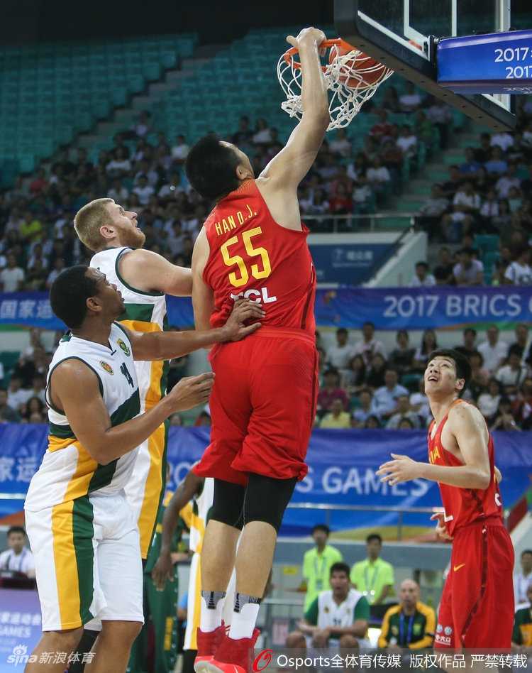 杜锋指导在场边神情专注地指挥战斗，他用手势和喊声向场内传递战术意图，仿佛一名运筹帷幄的将军。