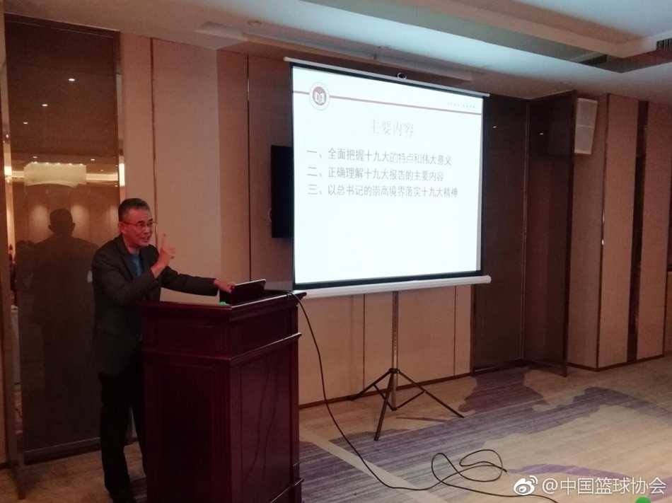 男篮蓝队队员们坐姿端正，目光聚焦在讲台方向，年轻的脸上写满了对课堂内容的专注与思考