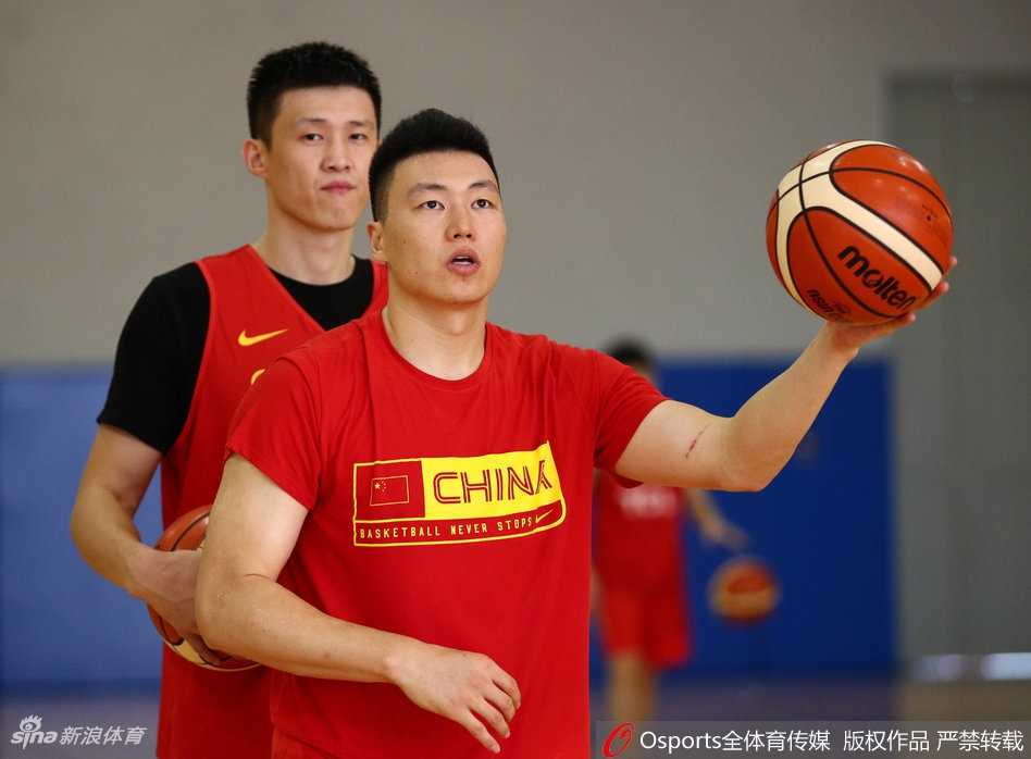 男篮蓝队贝鲁特蓄势:肌肉紧绷,只为洗牌前一战的遗憾 全队围拢鼓劲,粗壮的手臂交叠在一起,团结的力量穿透镜头。