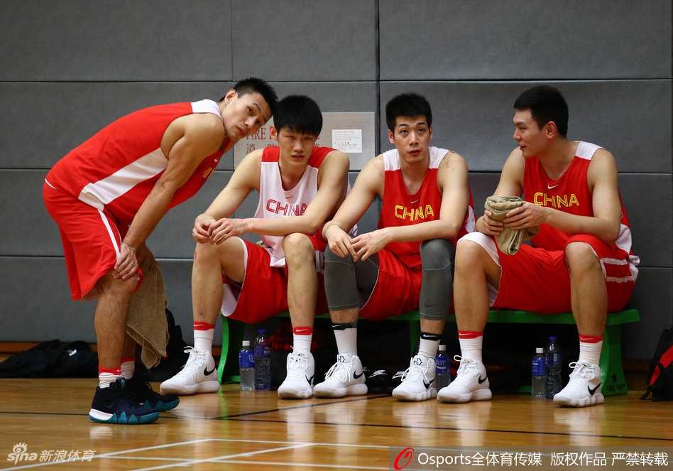 男篮蓝队香港备战风云:易建联领军剑指世预赛 主教练杜锋在场边亲自示范防守动作,他对于细节的要求近乎苛刻,旨在打造一支作风硬朗的铁军。