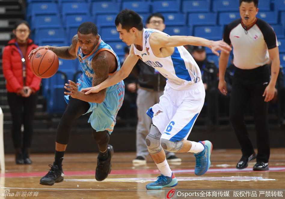 可兰白克飞身扑救界外球，奋不顾身的防守诠释铁血精神